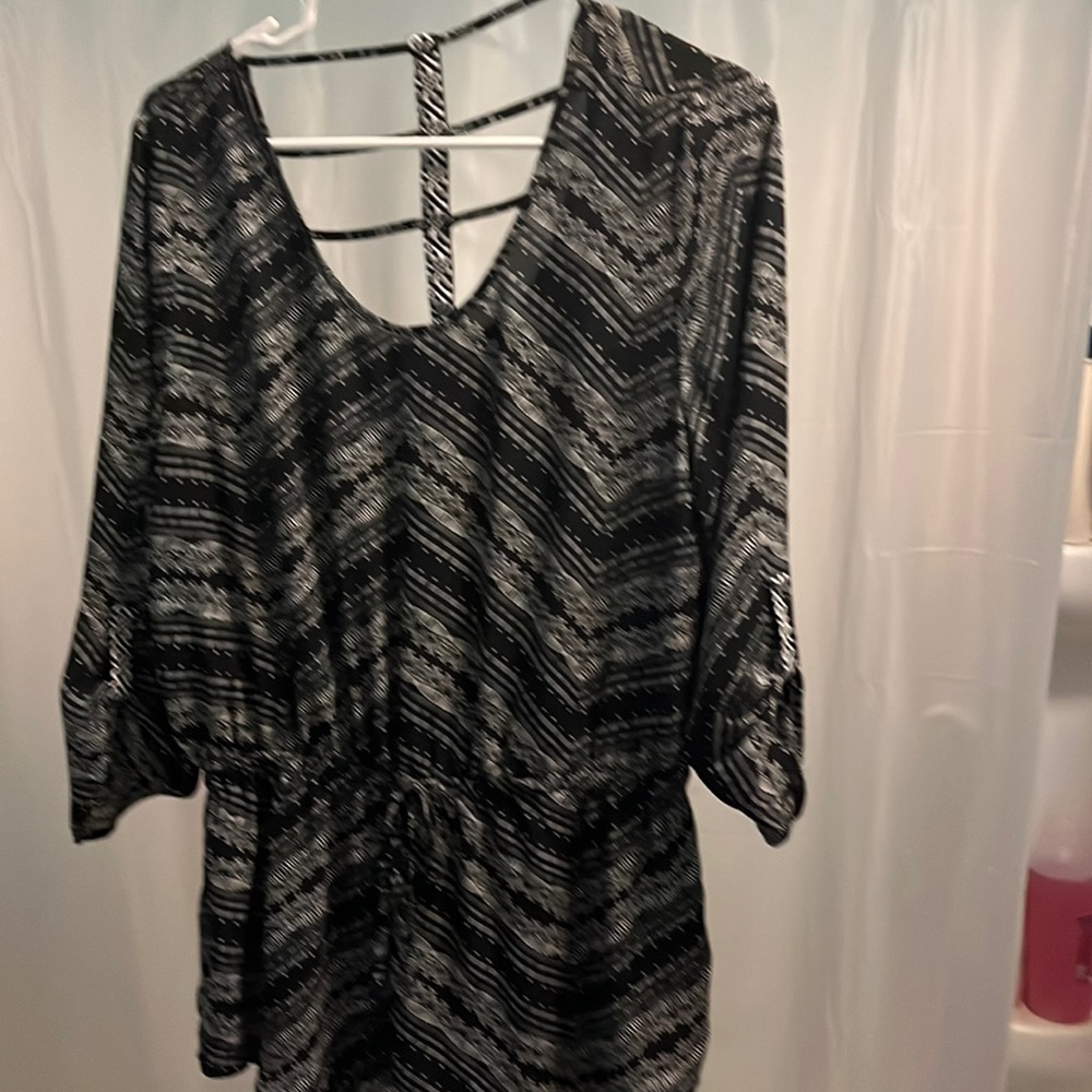 WOMENS MAURICES SIZE LARGE BLOUSE BLACK AND WHITE